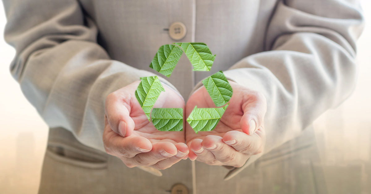 Man holding recycling symbol Homme tenant le symbole de recyclage